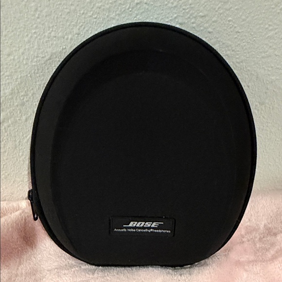 Bose Black Headphones with Black Case - Picture 2 of 9